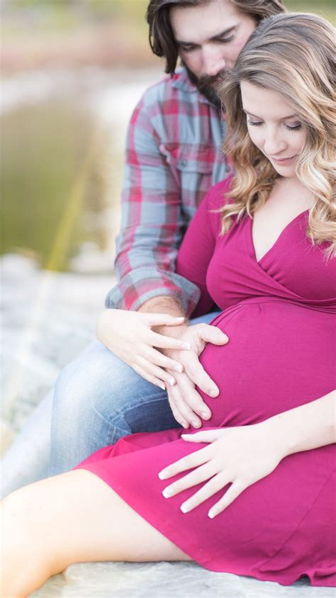 pregnant couple poses|photoshoot for pregnant woman.